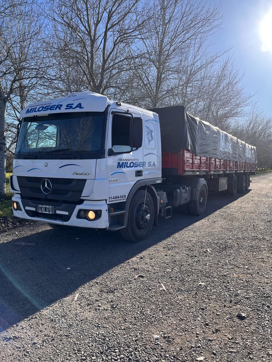 Camión de Transporte Miloser cargado con materiales siderúrgicos